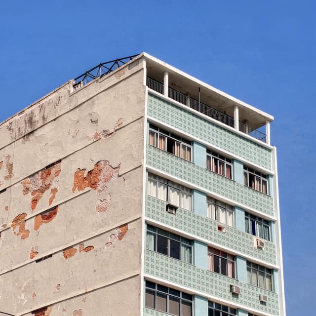 Fachada de prédio com revestimento deteriorado